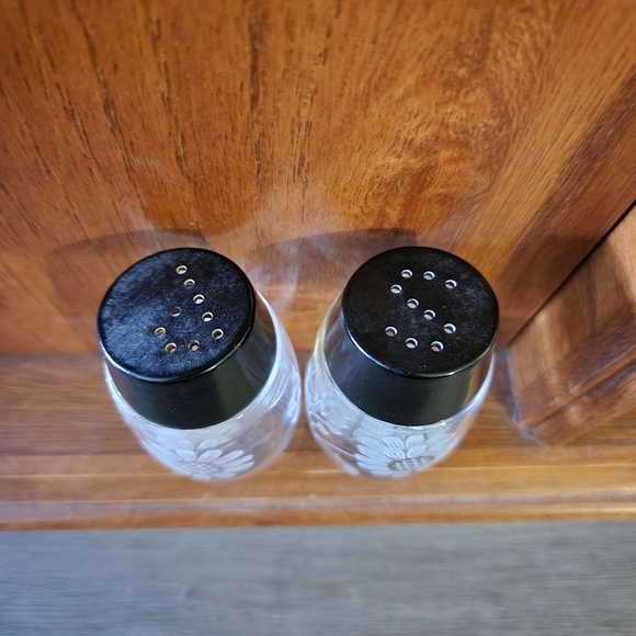 Vintage Dominion salt and pepper shakers - Picture 2 of 4